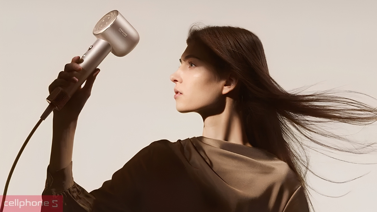 Máy sấy tóc ion âm sử dụng công nghệ phát ion giúp phân tách phân tử nước trên tóc