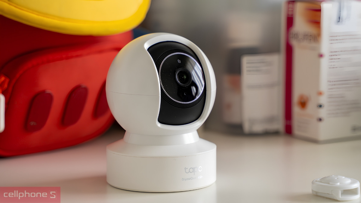 Khe cắm thẻ nhớ microSD tích hợp trên camera giúp lưu trữ dữ liệu