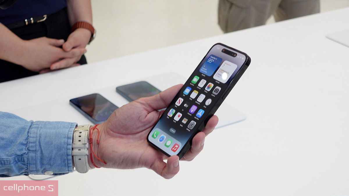 iPhone là thương hiệu điện thoại chống nước phổ biến