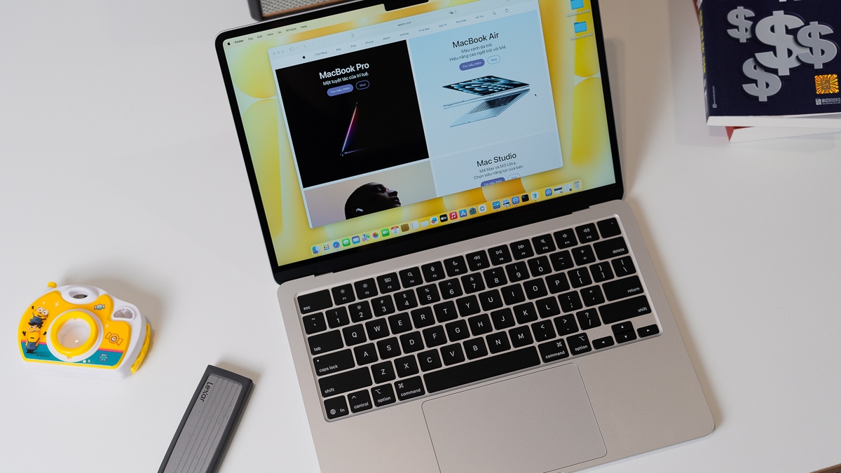 Quan sát bề ngoài của MacBook Air M4 trước khi mua