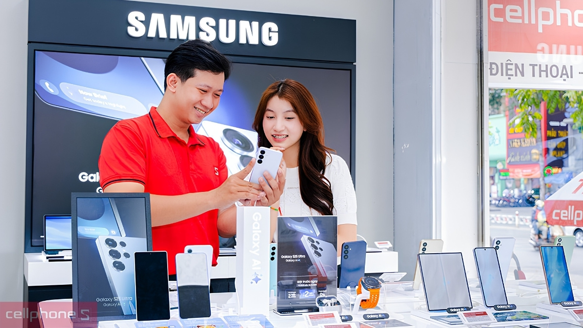 Nhân viên tư vấn hỗ trợ khách hàng chọn điện thoại Android phù hợp