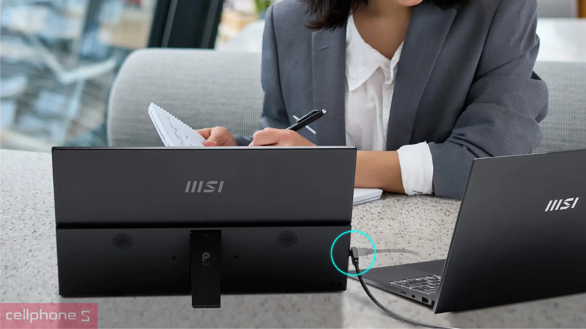 Màn hình 15.6 inch Full HD cho góc nhìn rộng, hình ảnh rõ nét
