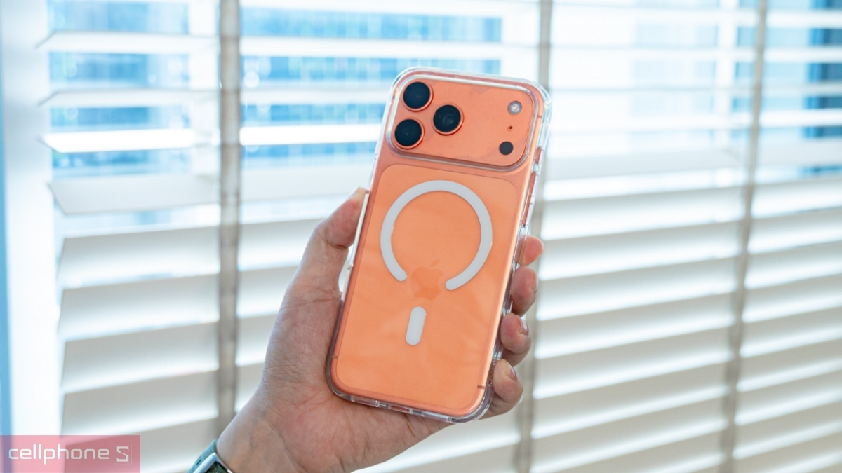Ốp lưng iPhone 17 Pro trong suốt khoe màu sắc nguyên bản của điện thoại