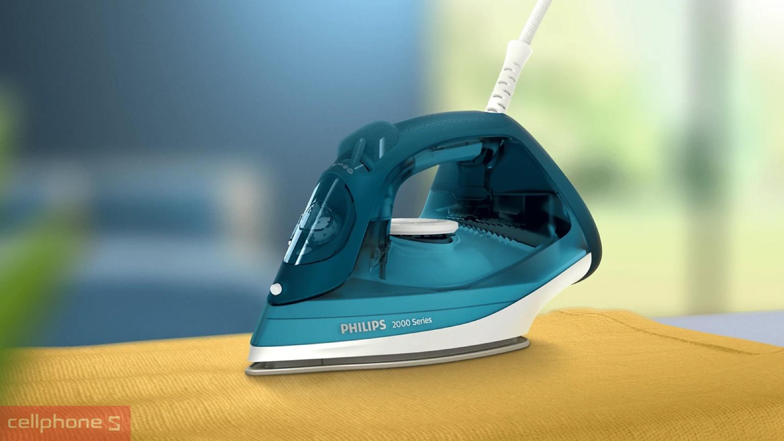 Khoang chứa nước và lỗ châm nước đặt phía trước trên bàn ủi hơi nước Philips DST2030/90