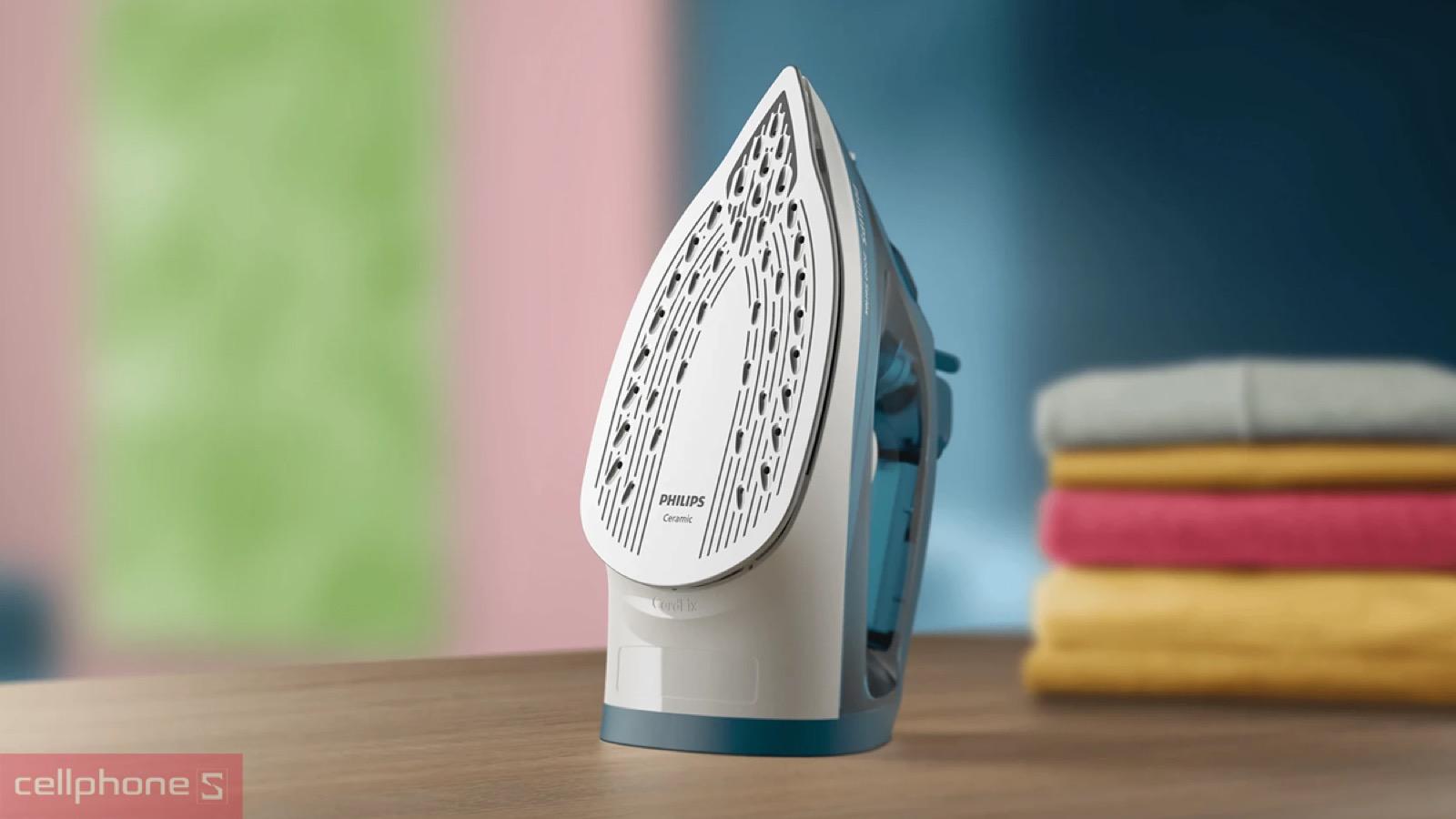 Thiết kế gọn nhẹ phù hợp nhiều nhóm người dùng của bàn ủi hơi nước Philips DST2030/90