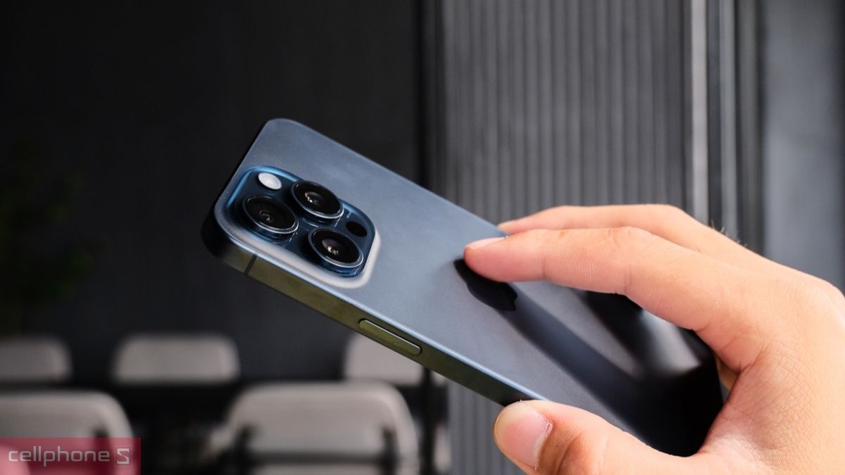 iPhone 15 Pro Max cho trải nghiệm cầm thoải mái