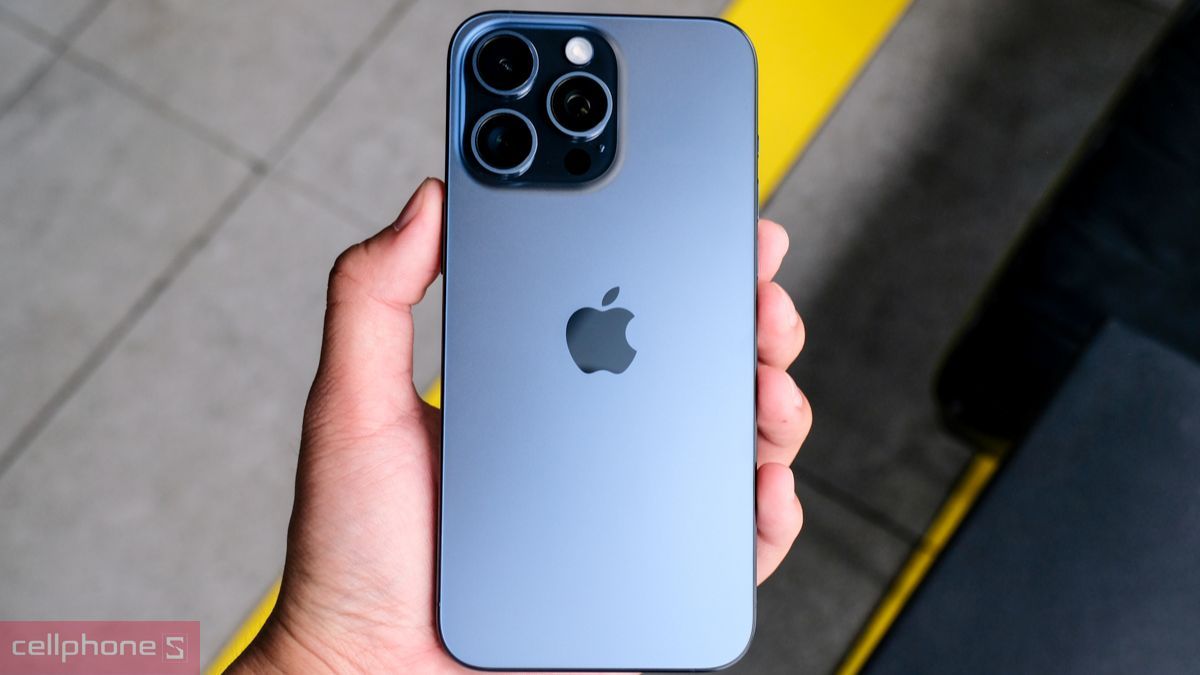 iPhone 15 Pro Max là bước đột phá trong thiết kế của Apple khi lần đầu tiên sử dụng chất liệu TITANIUM