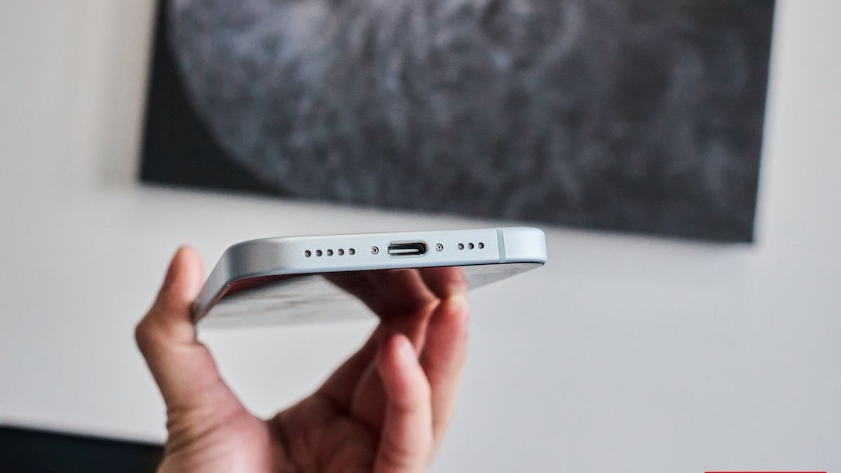 Cổng sạc USB-C trên iPhone 15 thường