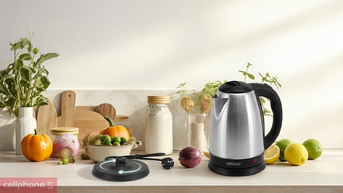 Ấm siêu tốc inox Sunhouse SHD1182GT sở hữu thiết kế gọn gàng giúp tiết kiệm diện tích