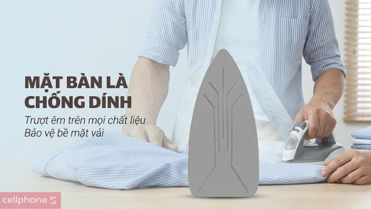 Bình nước 350ml cùng mặt đế ceramic giúp duy trì hơi phun liên tục khi ủi nhiều quần áo