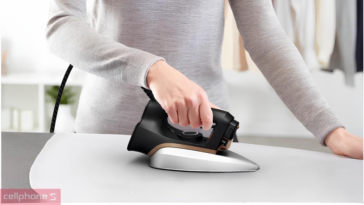 Thiết kế bàn ủi khô tích hợp bình xịt nước Tefal FS3120L0