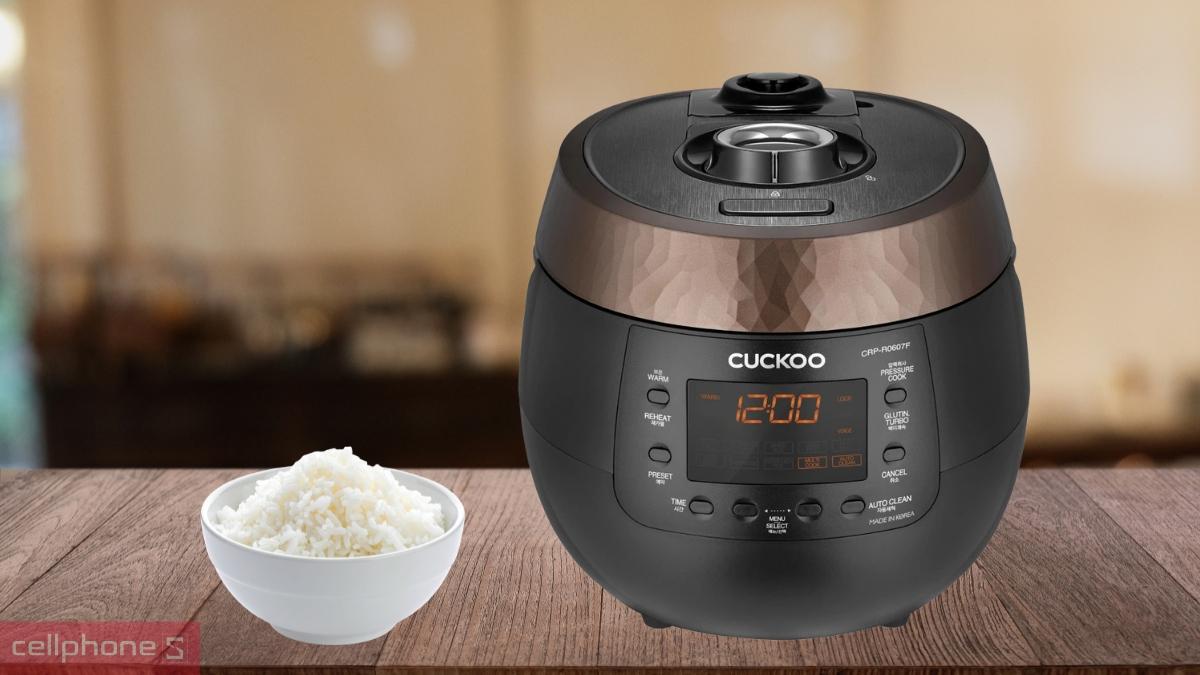 Nồi cơm điện tử áp suất Cuckoo CRP-R0612F/BKSBCRVNCV hoạt động công suất 890W