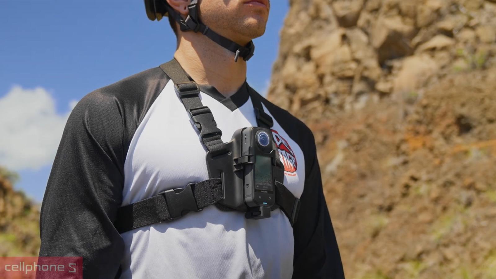Insta360 X6 thiết kế nhỏ gọn, dễ gắn cố định khi vận động