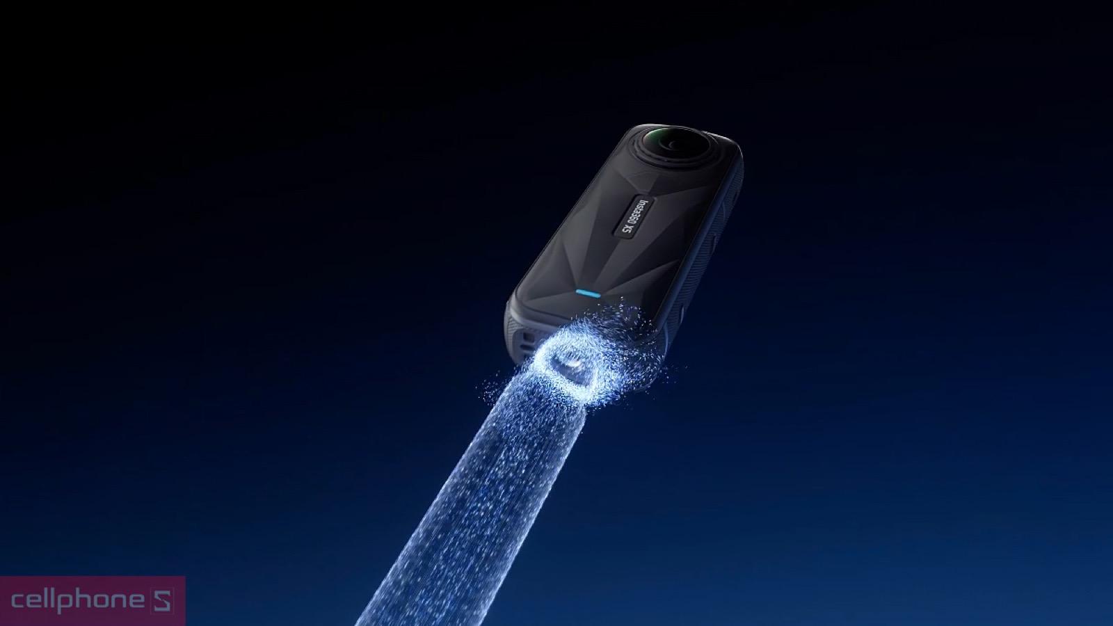 Insta360 X6 có gậy selfie tự động ẩn đi, giữ góc quay trên cao