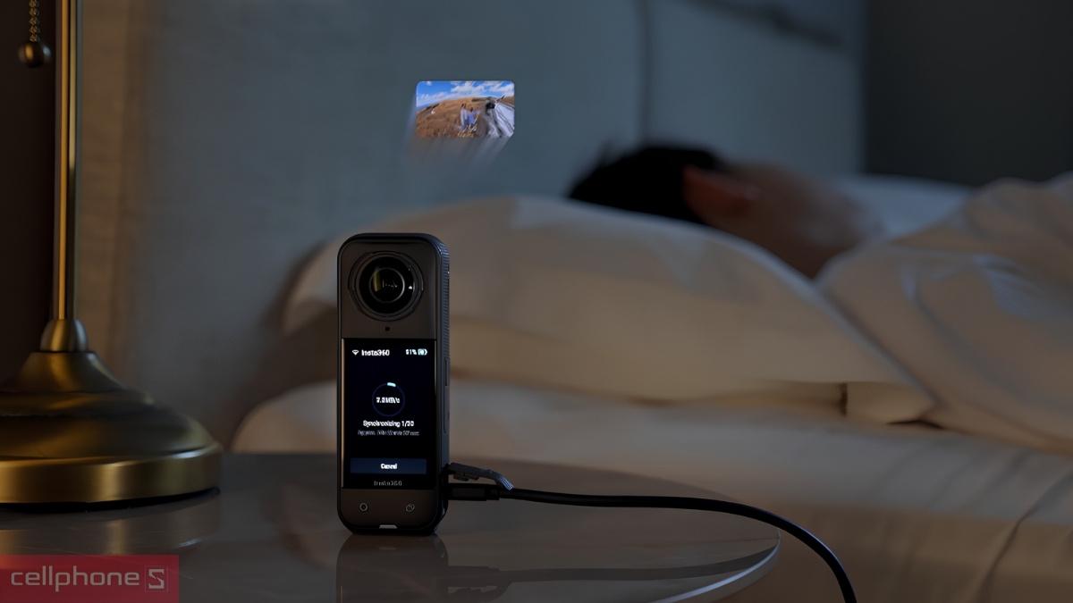 Thẻ microSD cùng pin dung lượng cao phục vụ quay video liên tục