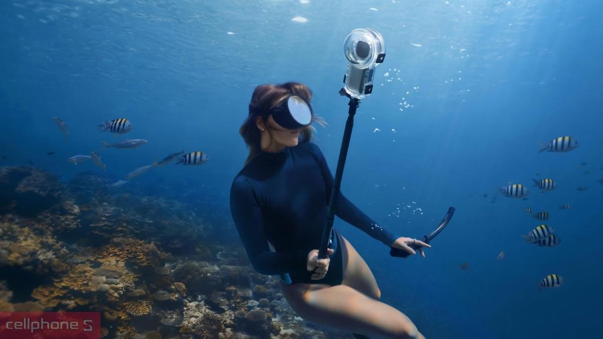 Camera ghi hình dưới nước ở độ sâu 15 mét