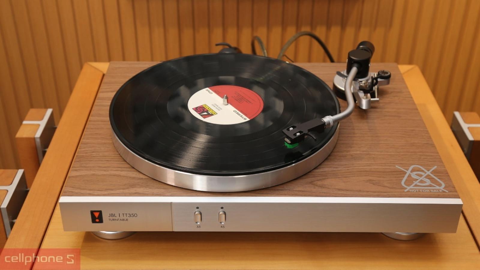 Thiết kế thân gỗ MDF phong cách cổ điển của đầu đĩa than JBL TT350