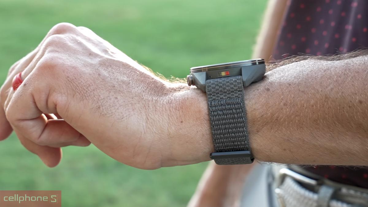 Góc nhìn thực tế màn hình AMOLED trên đồng hồ thông minh Garmin Approach S72 43mm