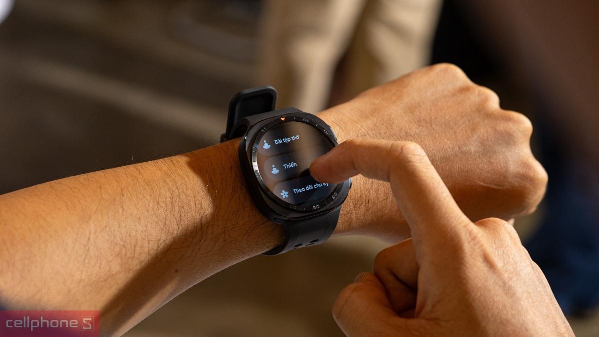 Thao tác vuốt chạm trên màn hình đồng hồ Samsung Galaxy Watch Ultra 2