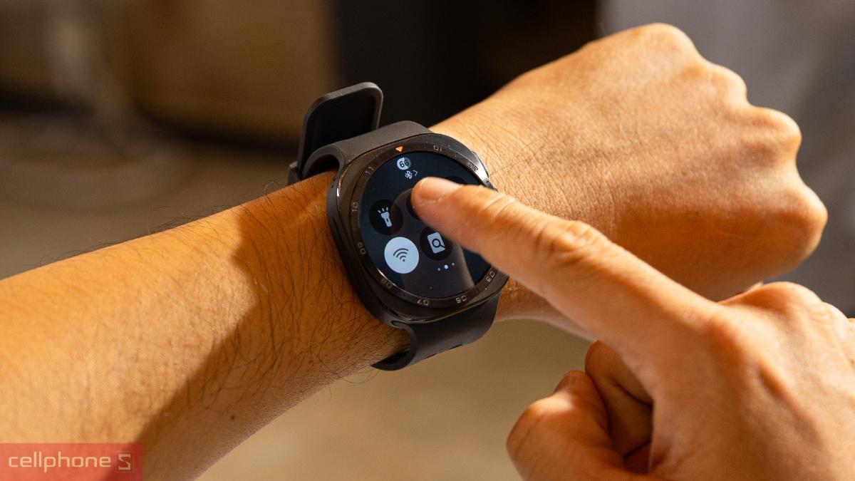 Đồng hồ thông minh Samsung Galaxy Watch Ultra 2 47mm đeo trên tay