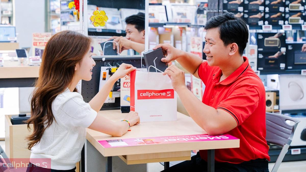Khách hàng mua đồng hồ Samsung Galaxy Watch Ultra 2 chính hãng tại CellphoneS