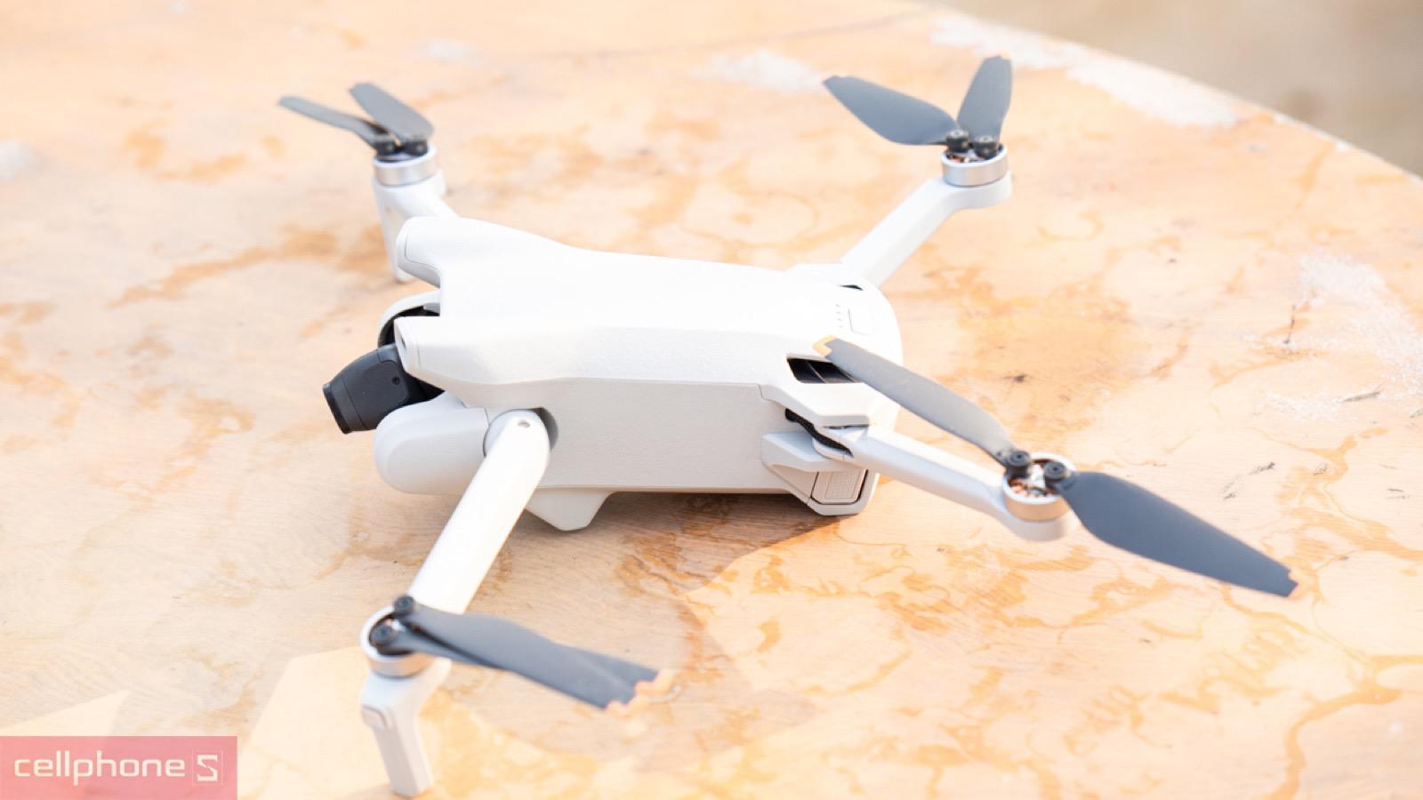 Thiết kế thân máy gọn nhẹ của DJI Mini 3 Fly More Combo Plus (DJI RC)