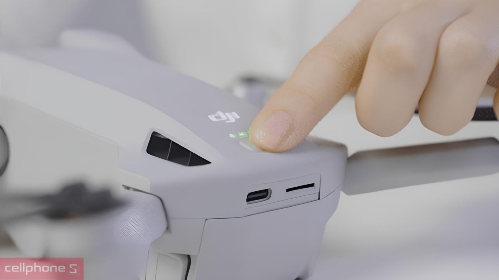 Thao tác bật nguồn thiết bị DJI Mini 3 Fly More Combo Plus (DJI RC)