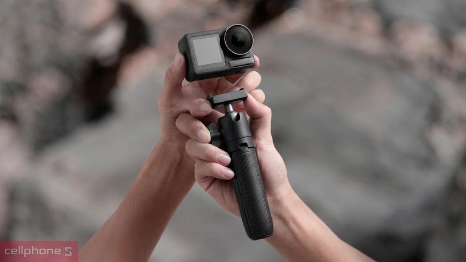 Thiết kế ngàm hở để lộ cổng sạc khi lắp trên Tripod Ulanzi MA66