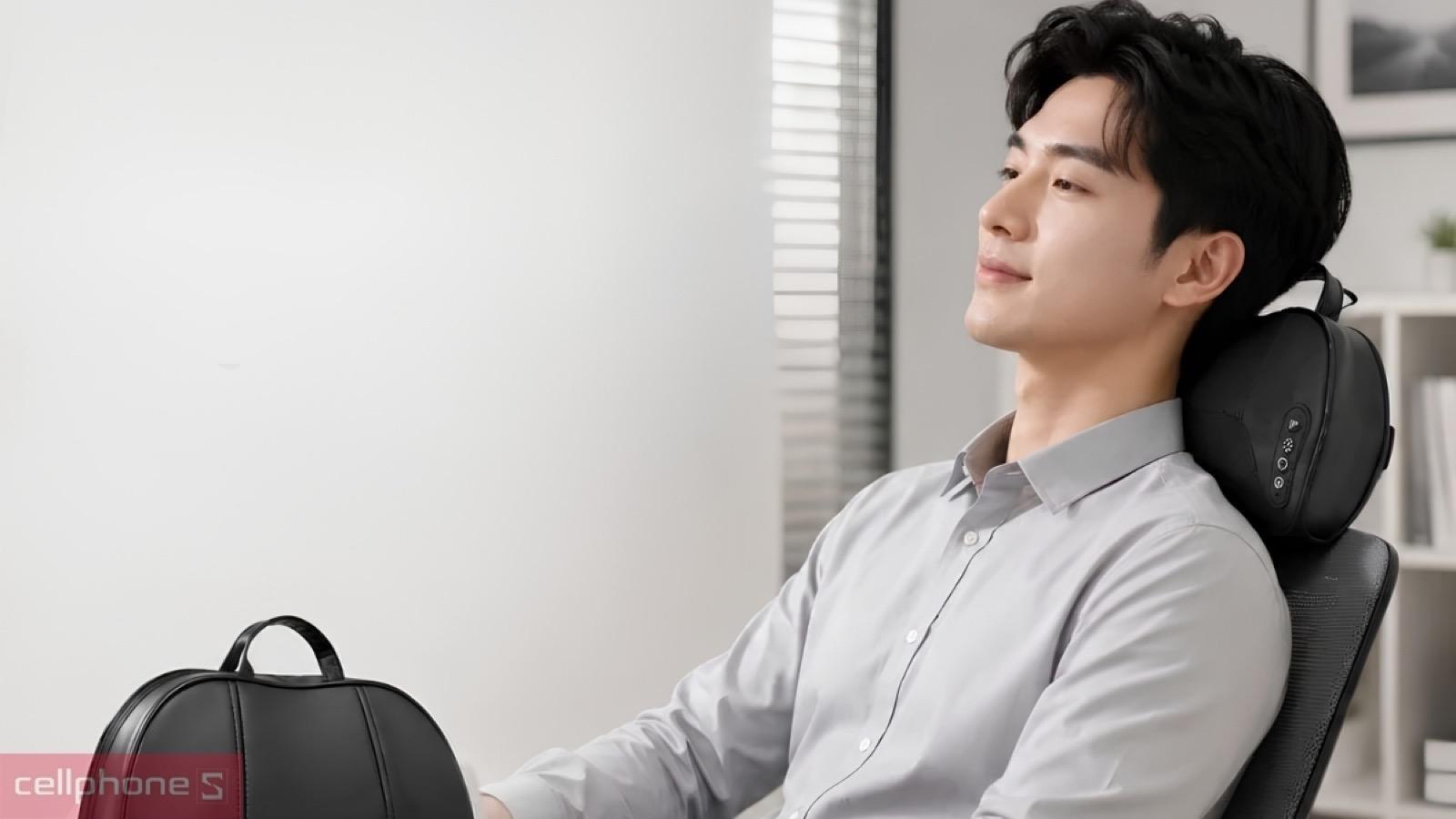 Thiết kế gọn nhẹ kèm tay xách của Gối Massage Sạc Đa Năng Kachi MK450