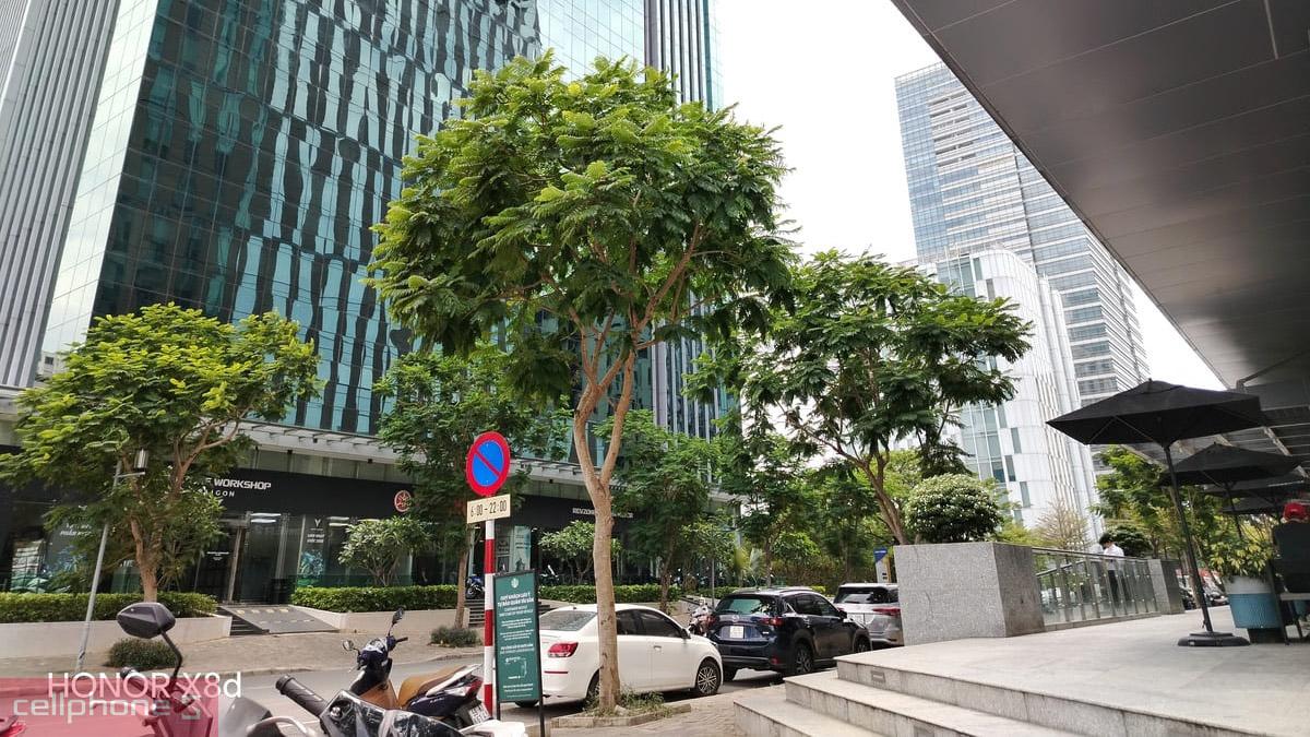 Ảnh chụp ngoài trời ban ngày, giữ chi tiết công trình rõ nét