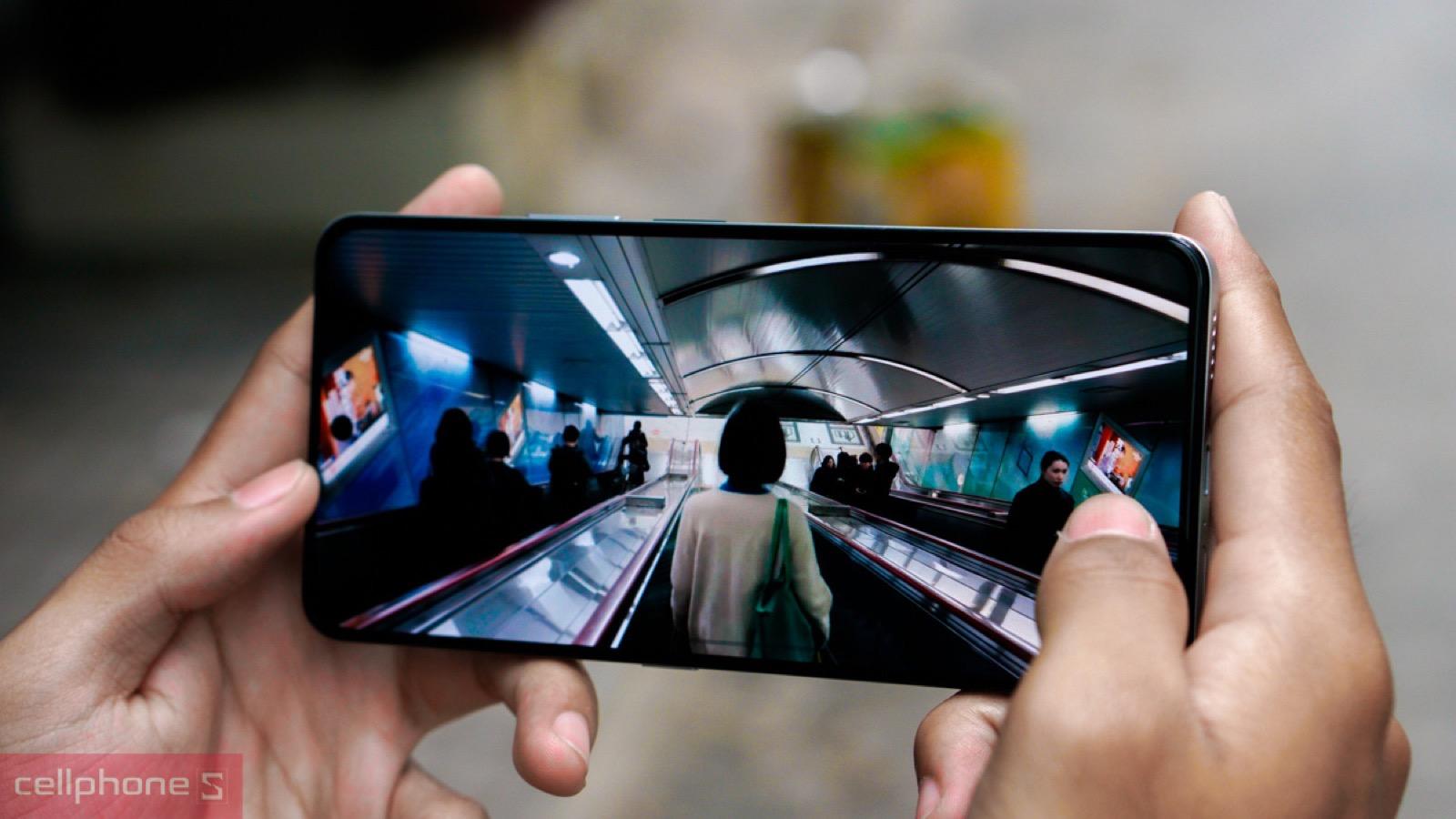 Màn hình AMOLED hiển thị rõ nét, sắc màu chân thực mọi khung hình