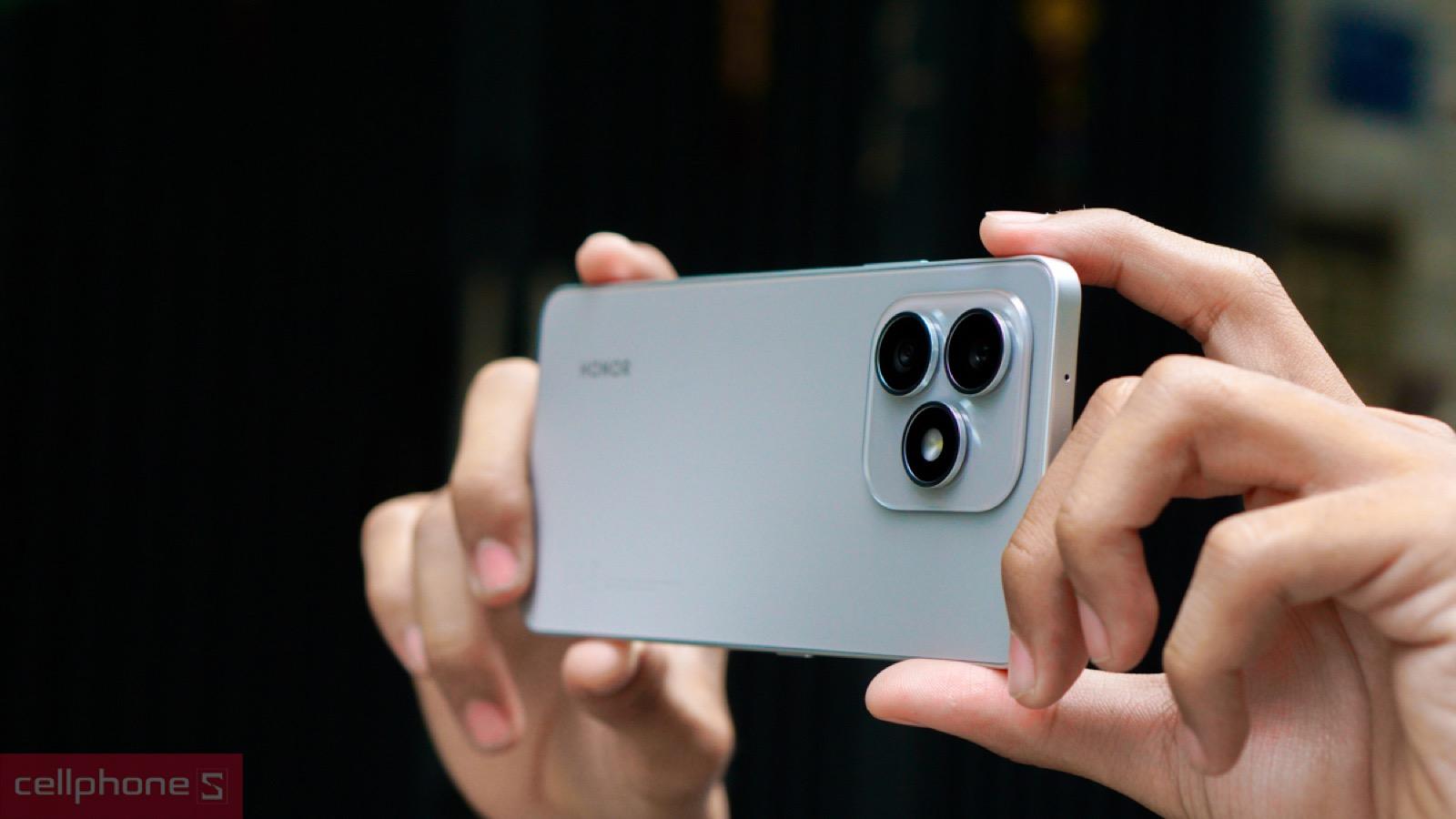 Camera chỉ ở mức khá, giảm chất lượng rõ rệt khi thiếu sáng