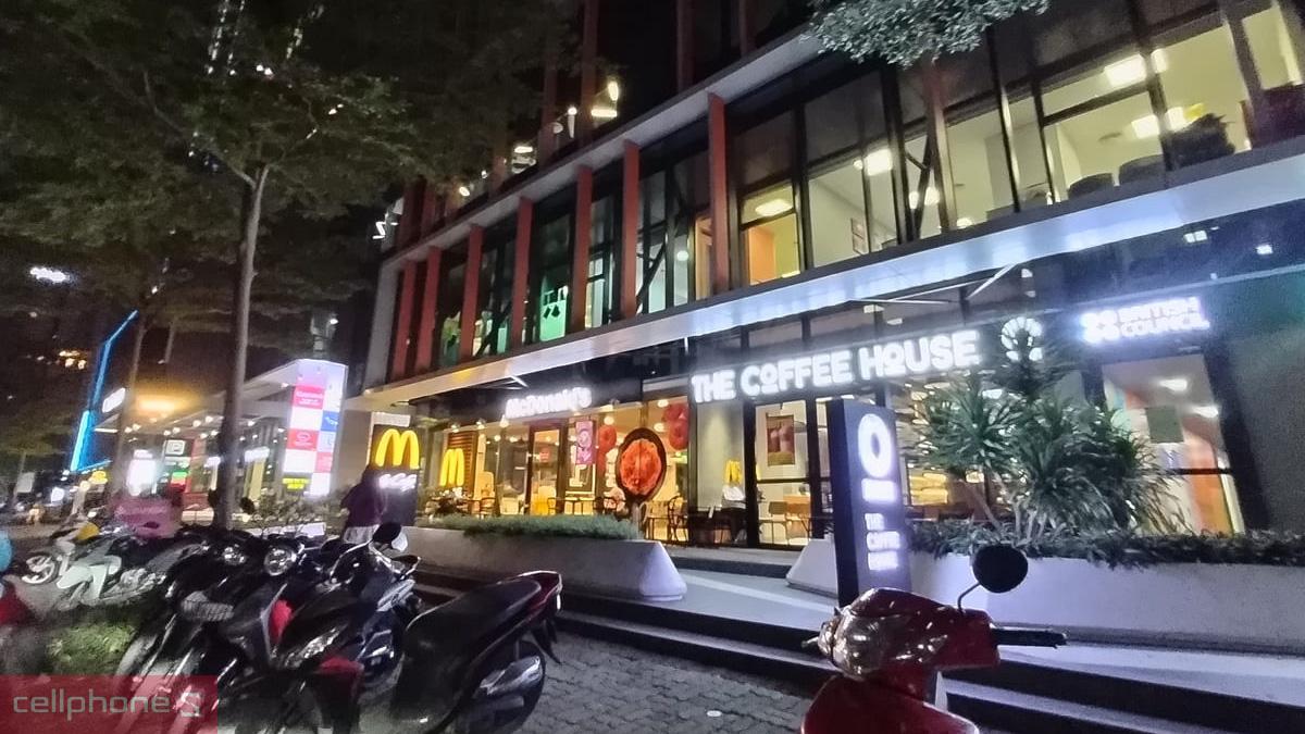 Ảnh đêm nhiều nguồn sáng, xuất hiện nhiễu hạt ở vùng tối