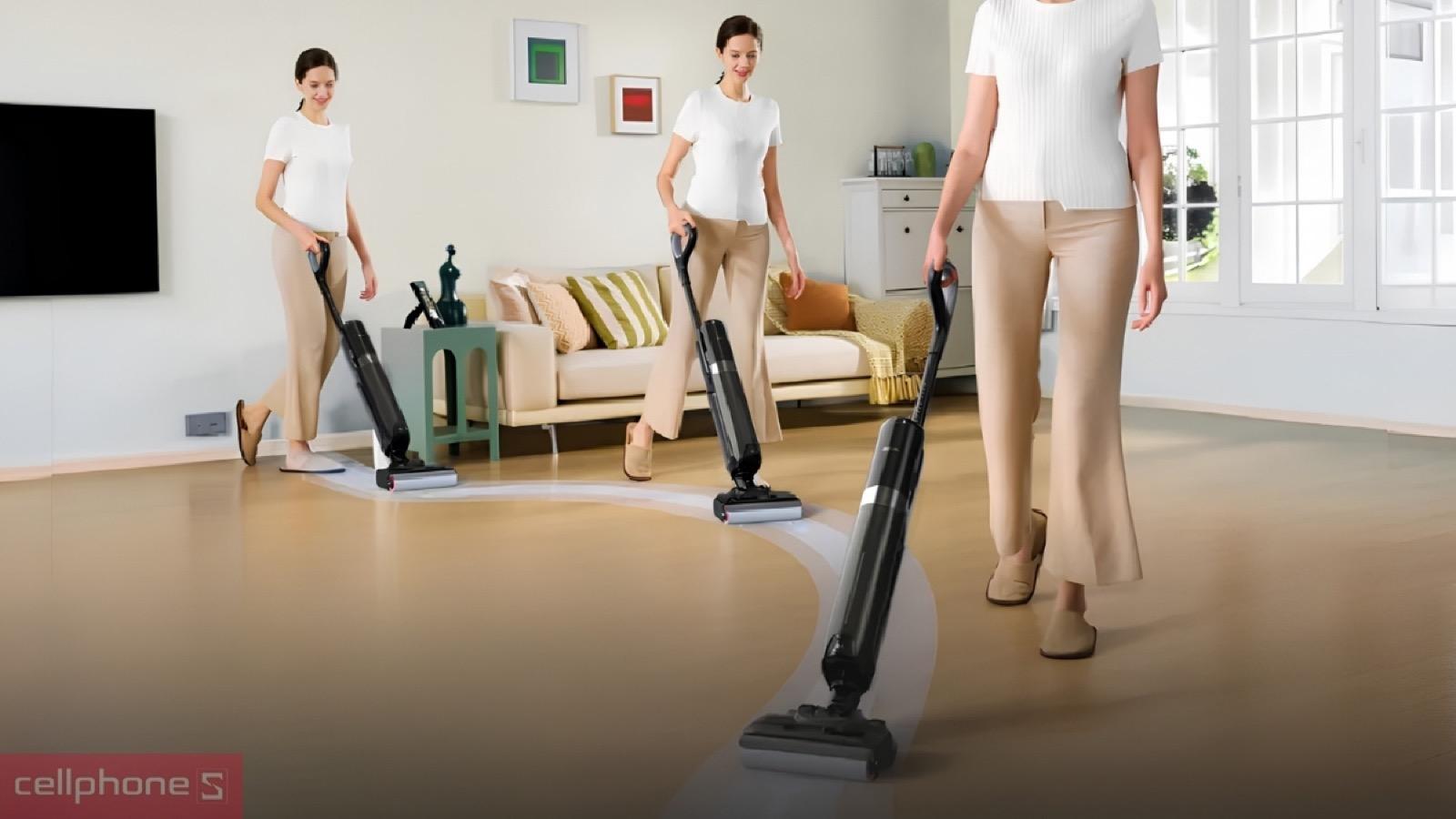 Người dùng dọn dẹp phòng khách bằng Máy hút bụi lau nhà cầm tay Mova K30 Pro