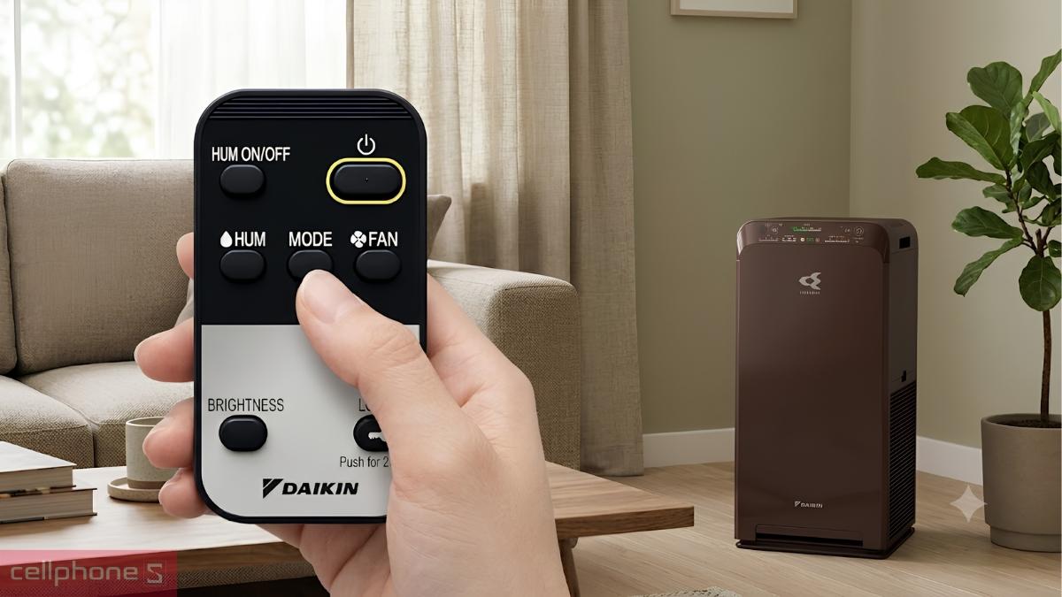 Máy lọc không khí Daikin MCK555AVMV đi kèm remote điều khiển từ xa tiện lợi