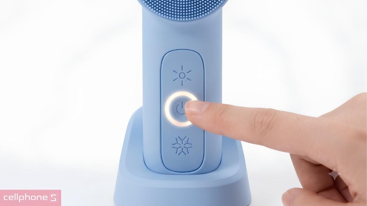 Máy rửa mặt Emmié đa năng Sonic Radiant 5-in-1 Beauty Device khởi động đơn giản khi chỉ cần giữ nút nguồn 3 giây