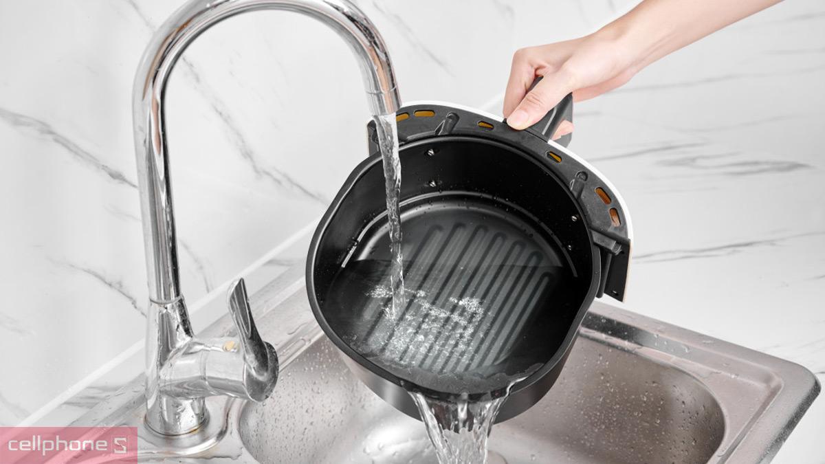 Nồi chiên không dầu Fujihome A3 với lòng nồi chống dính và tay cầm cách nhiệt an toàn
