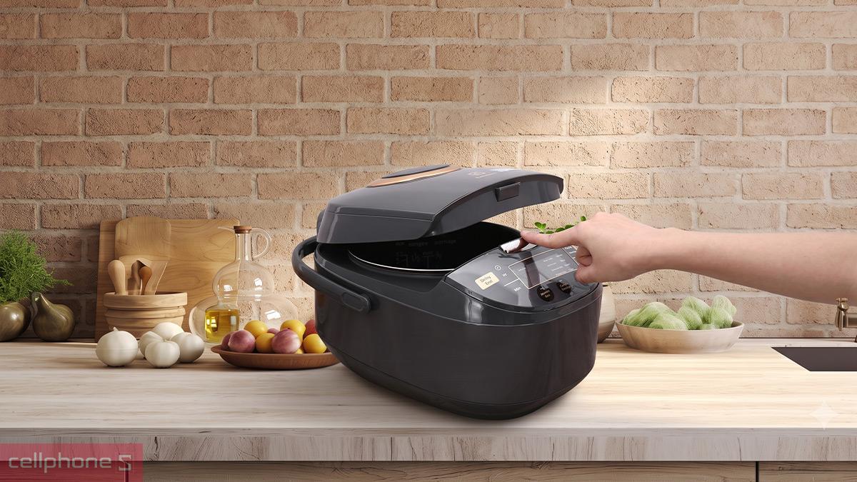 Nồi cơm điện tử Electrolux E7RC1-550K sở hữu bảng điều khiển nút nhấn trực quan