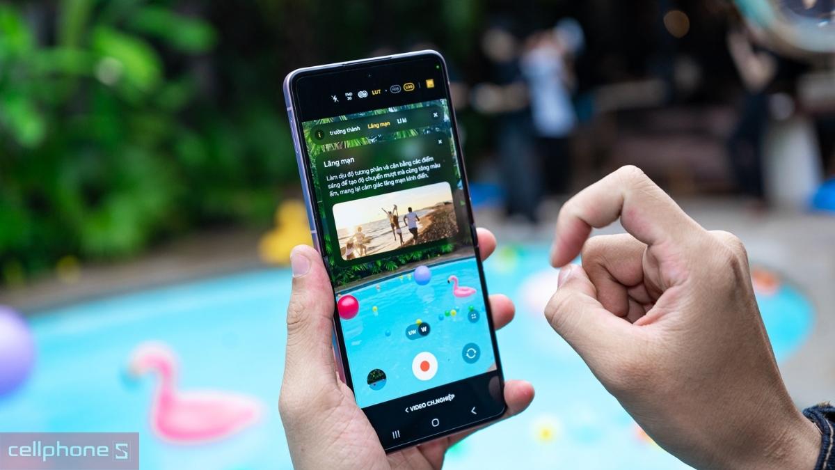 So sánh Samsung Galaxy Z Flip8 và Galaxy Z Flip7 về thiết kế, chip và phần mềm