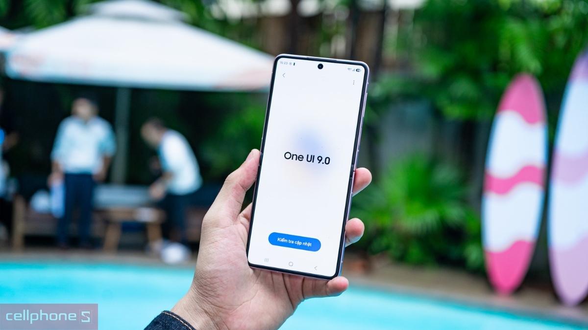 Galaxy AI trên Samsung Galaxy Z Flip8 hỗ trợ xử lý tác vụ ngay trên màn hình ngoài