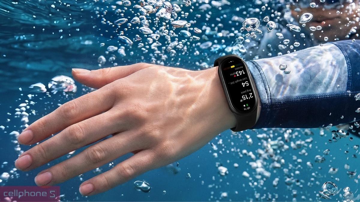 Hình ảnh thực tế Xiaomi Mi Band 11 màu đen với phong cách mạnh mẽ hiện đại