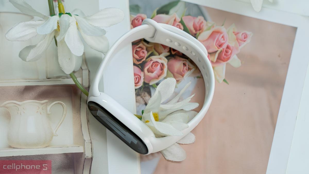 Góc nhìn cạnh bên của vòng đeo tay thông minh Xiaomi Mi Band 11 NFC mỏng 9,99mm