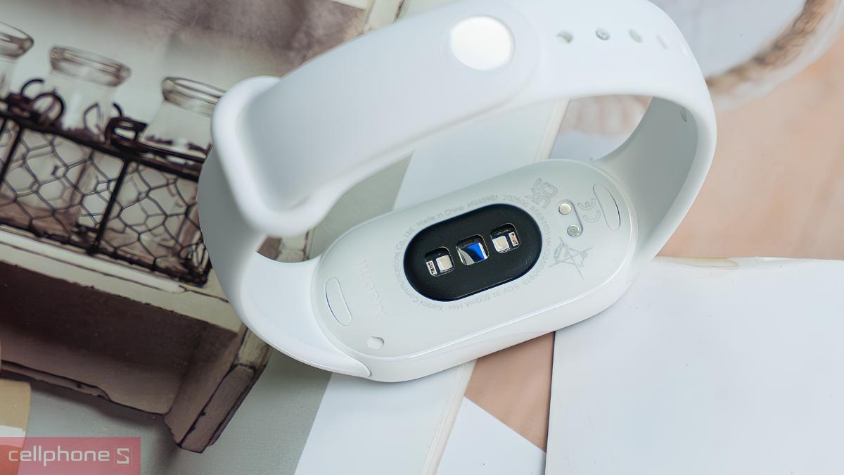 Mặt lưng vòng đeo tay thông minh Xiaomi Mi Band 11 NFC với hệ thống cảm biến sức khỏe