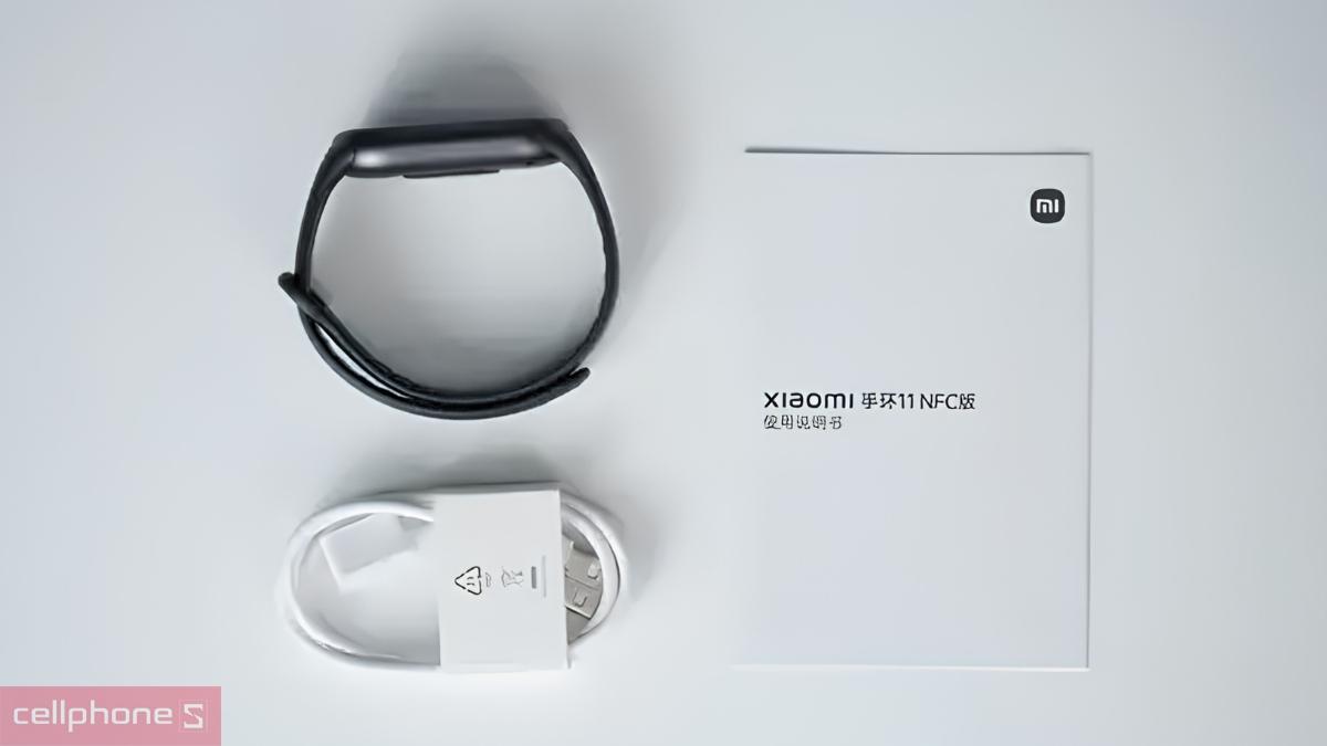 Bộ phụ kiện Xiaomi Mi Band 11 NFC gồm dây đeo, cáp sạc và sách hướng dẫn