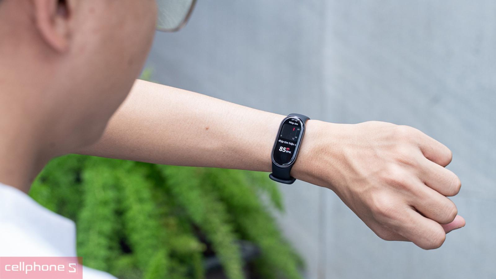 Theo dõi nhịp tim và SpO2 trên vòng đeo tay thông minh Xiaomi Mi Band 11 Active