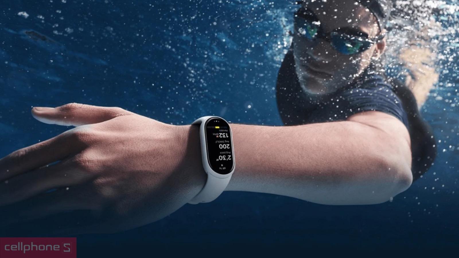 Thiết kế mỏng nhẹ, kháng nước của vòng đeo tay thông minh Xiaomi Mi Band 11 Active